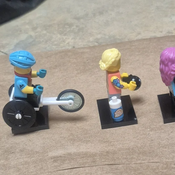 LEGO Minifigures Series 22 Lot of 3 Gamer Girl Fitness Trainer Wheelchair Racer - Picture 4 of 6